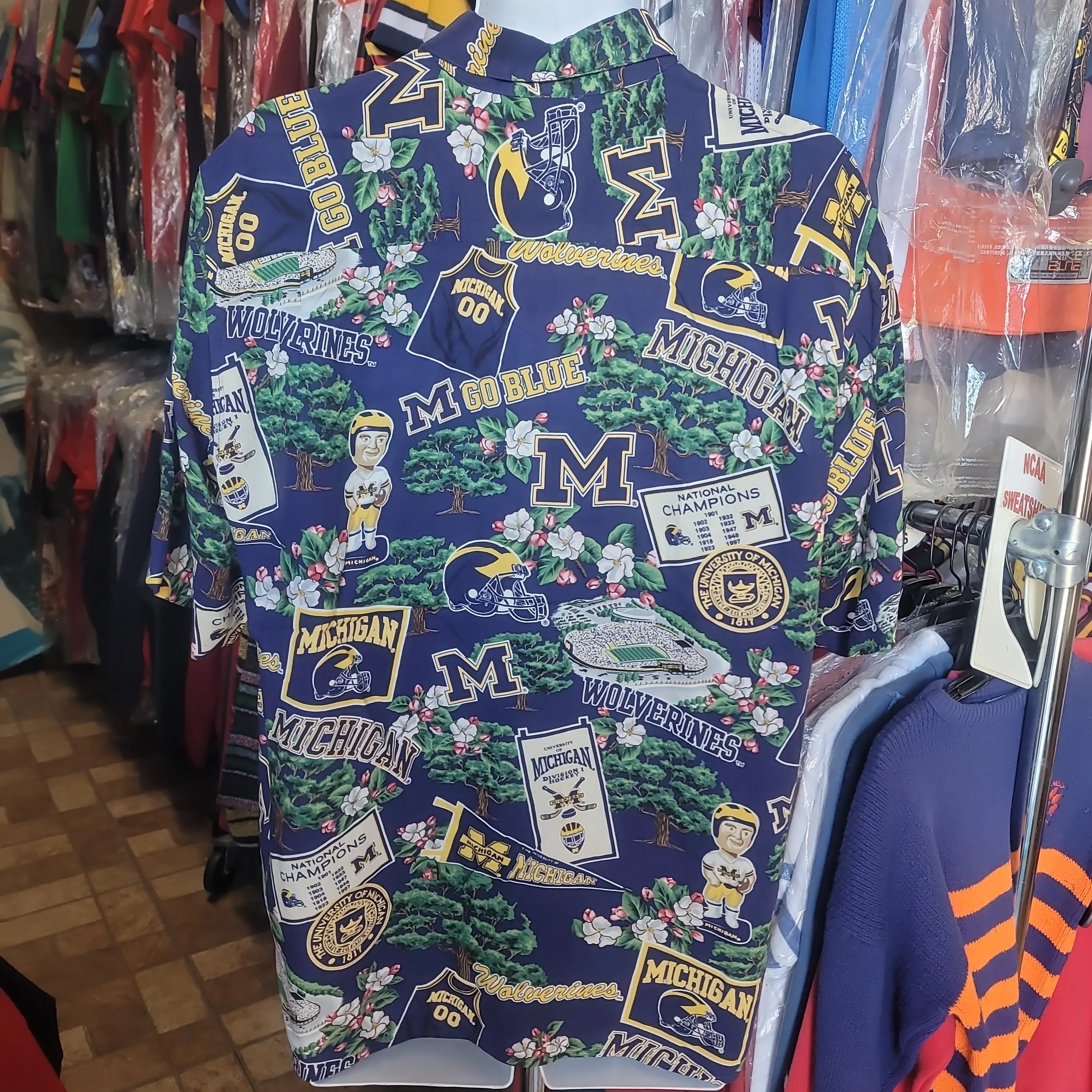 Vintage MICHIGAN WOLVERINES NCAA Reyn Spooner Rayon Hawaiian Shirt L